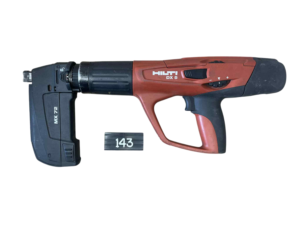 143. Prachem poháněná hřebíkovačka DX5-MX